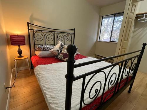 Beautiful Cozy Private Room in Surrey (60% Off- Year End Discount)