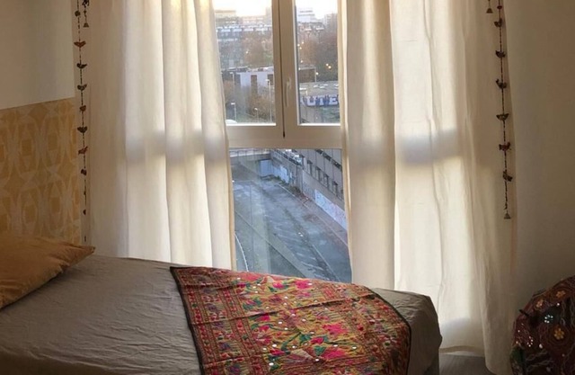 Schöne gemütliche Wohnung mit Terrasse + 4 Schlafzimmer Garage. Paris gegenüber der U Arena, Défense Arche