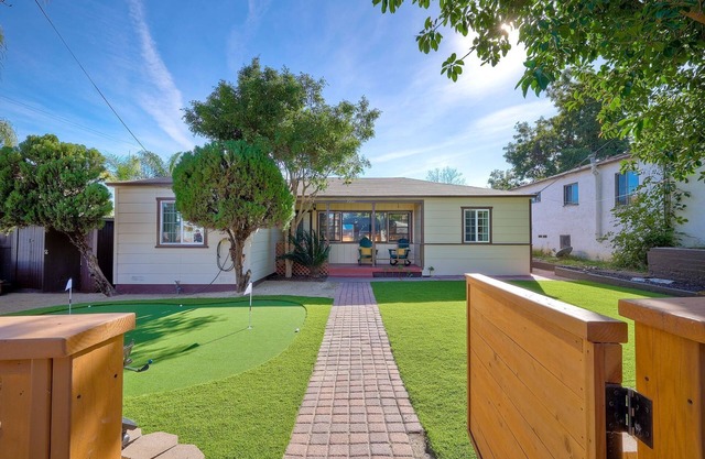 Beautiful Craftsman home w/putting green, king size bed-10 min from Balboa Park