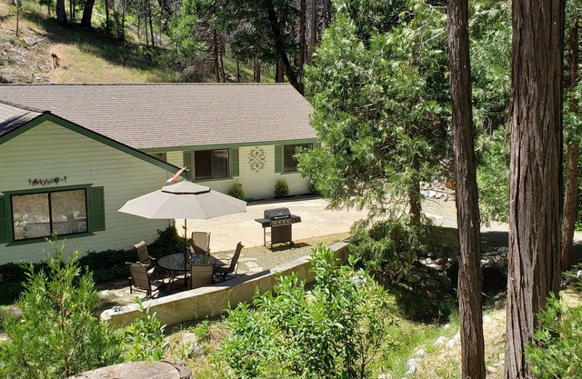 Schönes Creekside-Haus in Mariposa-Kiefern nah an Yosemite.