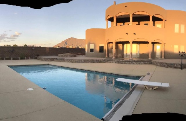 Luxuriöses Custom Home Eingebettet am Fuße der Sandia Mtns. ERSTAUNLICHE AUSSICHTEN!!