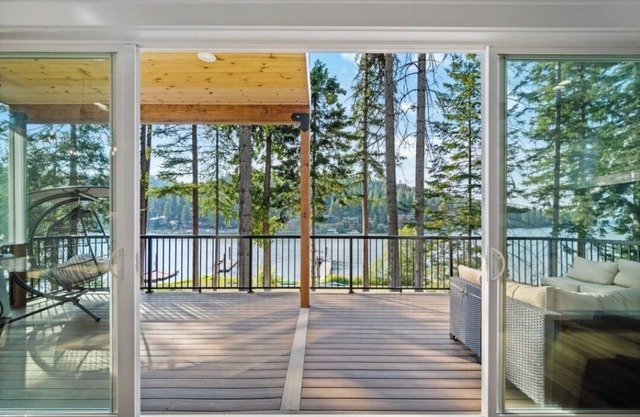 BEAUTIFUL CUSTOM LAKE COUER D ALENE WATERFRONT HOUSE WITH JACUZZI