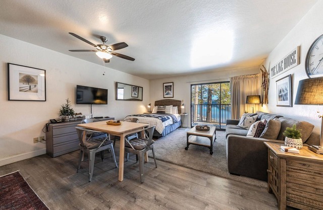 Beautiful Deluxe Studio w/Lake View #245 at Donner Lake Village