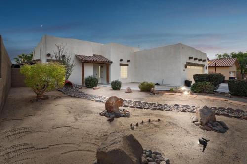 Beautiful Desert Oasis Villa with Pool