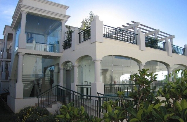 Beautiful new Gnd floor apt. Leisure complex, pool gym & sauna