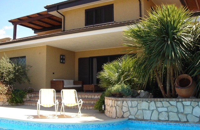 schöne freistehende Villa mit privatem Pool Wi-Fi