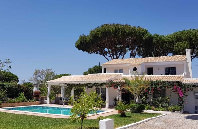 Schöne freistehende Villa mit 4 Schlafzimmern und privatem beheiztem Pool. Völlig abgelegen.