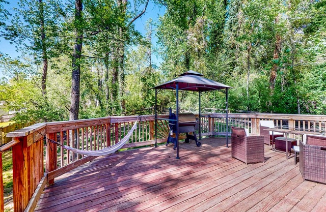 Beautiful Dog-Friendly Retreat with Spacious Deck