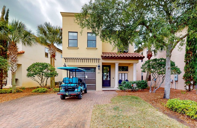 Beautiful dog-friendly home on golf course with outdoor pool, 6-seater golf cart