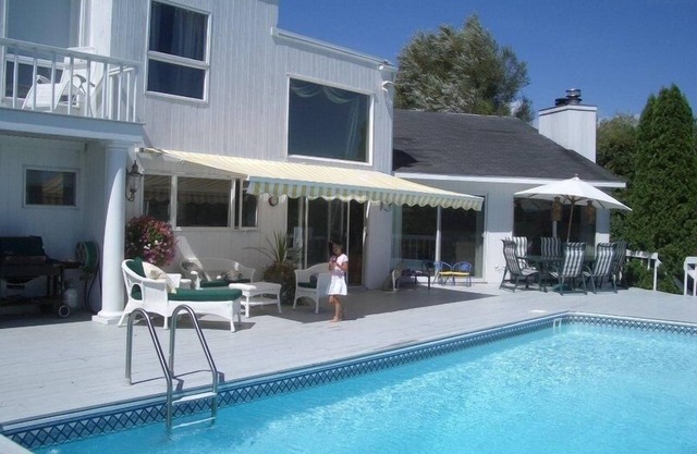 Schönes, hundefreundliches 4BR-Haus auf 1,6 Hektar. Blick aufs Wasser und privater Steg.