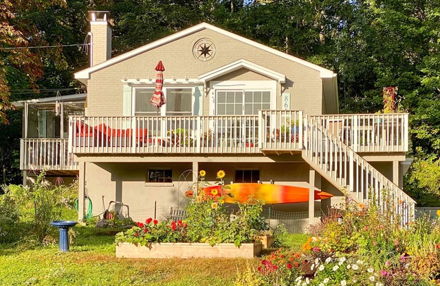 Beautiful dog-friendly home with waterview, washer/dryer, & free WiFi