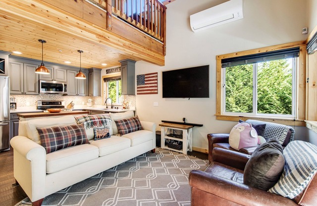 Beautiful Dog-Friendly Secluded Home W/ Private Hot Tub, Gas Grill & More