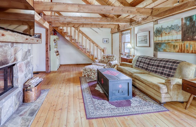 Beautiful Dog-Friendly 3-Story Home w/Gas Fireplace, Fast WiFi, Deck, Gas Grill