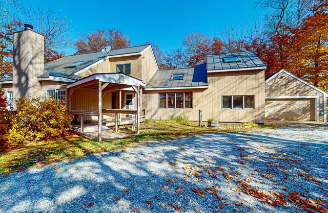Beautiful dog-friendly house w/ fireplace, firepit, bbq, deck, patio, w/d, wifi