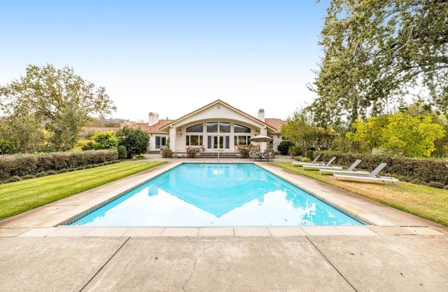 Beautiful dog-friendly vineyard estate with private pool, hot tub, & bocce ball