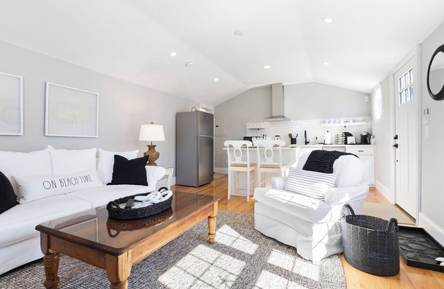 Beautiful Downtown Chatham 1 Bed, Close to the Beach - Newly renovated + Patio
