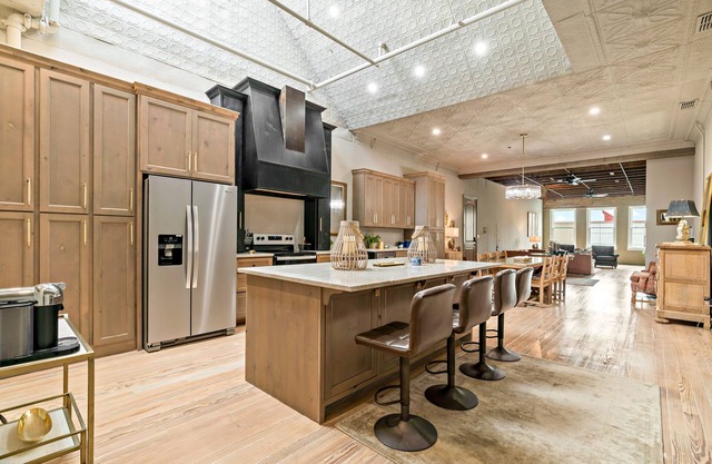 Beautiful Downtown Paris with great amenities and spacious living experience.