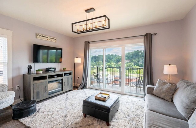 Beautiful Downtown/River VIEWS! Walk Everywhere!