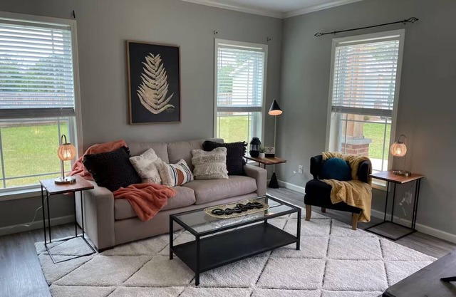 Beautiful Duplex for 4 Near Madison