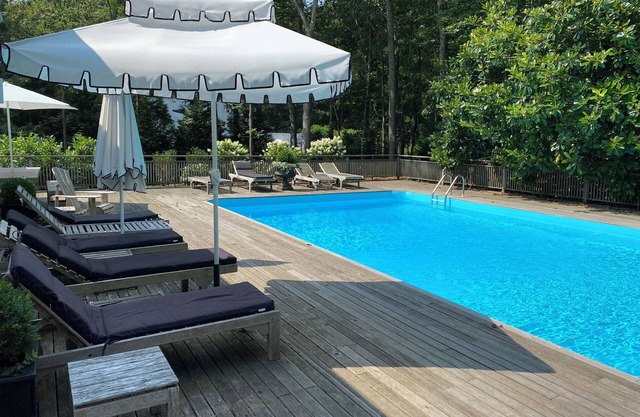Schönes East Hampton Modernes Haus mit luxuriöser Bettwäsche und Handtüchern