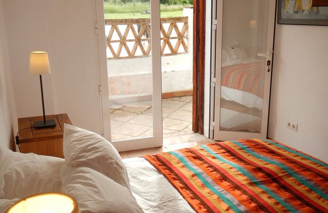 Schönes Schlafzimmer mit Bad, geräumig, cool und komfortabel.