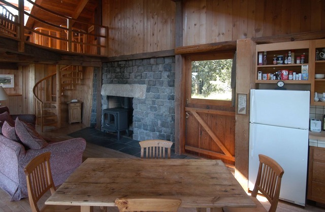 Schönes Ende der Straße Cabin oben auf Ridge - tierfreundlich