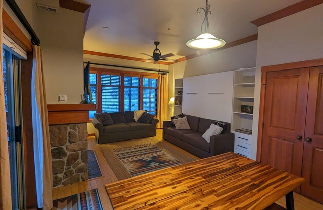 Beautiful End-Unit with Private Balcony and hot tub + pool.
