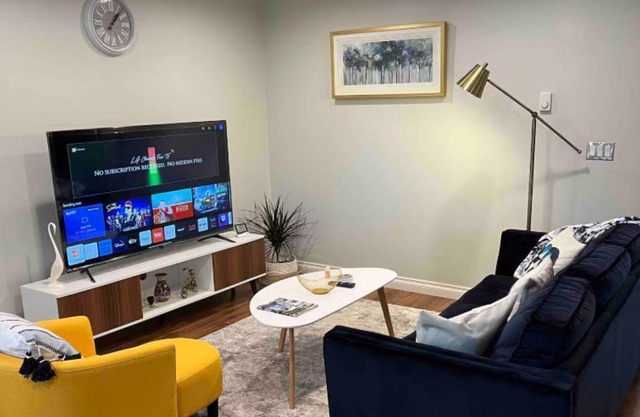 Beautiful Entire 2 Bedroom Suite