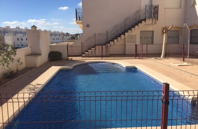 Schöne Wohnung mit zwei Schlafzimmern mit Pool