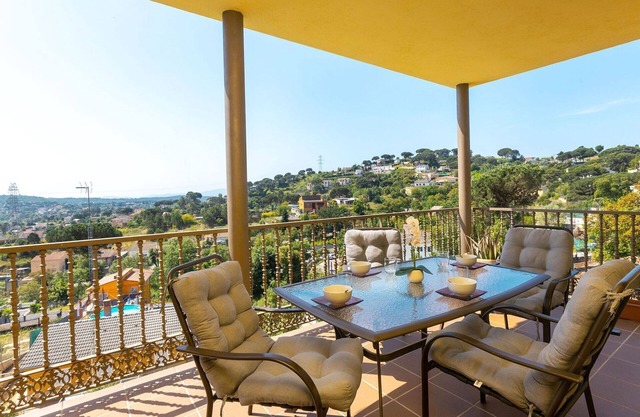 Schönes alleinstehendes Ferienhaus mit W-LAN, privatem Pool, Klimaanlage, TV und Balkon