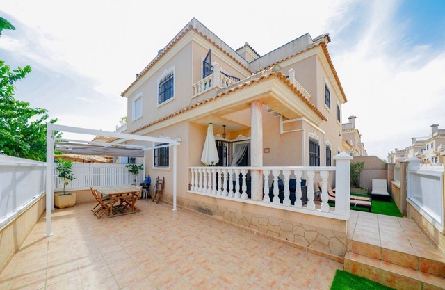 Beautiful house with terrace, swimming pool, located 700 m from the sea (6 pers)