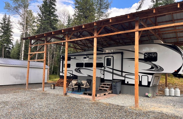 Beautiful escape that sleeps 8. Close to many Lakes and Glacier National Park
