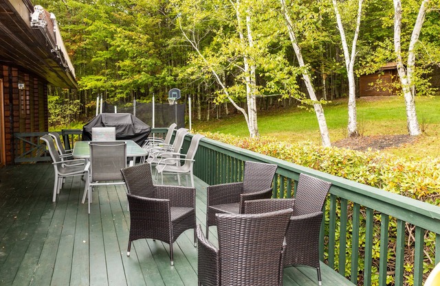 Beautiful expansive ski chalet with hot tub less than 10m to Belleayre Mountain!