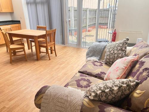 Beautiful Family 4 Bedroom Home close to Colchester Station for Corporate, Contractors, Family, Commuters to London, Groups, Hospital, University, Relocation, Free WiFi, Free Parking, with Workstation & Garden