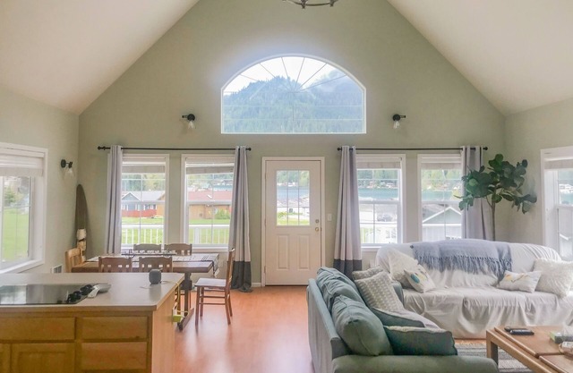Beautiful, family-friendly lake view property with gas grill-Pet friendly