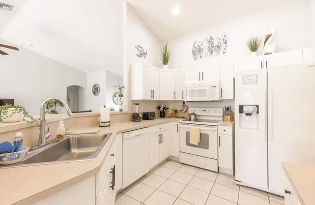 Beautiful family friendly, centrally located heated pool home in Cape Coral, FL