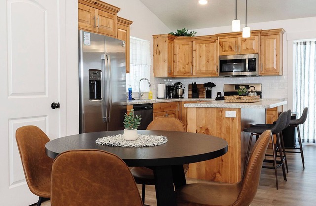 Beautiful family-friendly home with theater & games, 18 minutes to USU