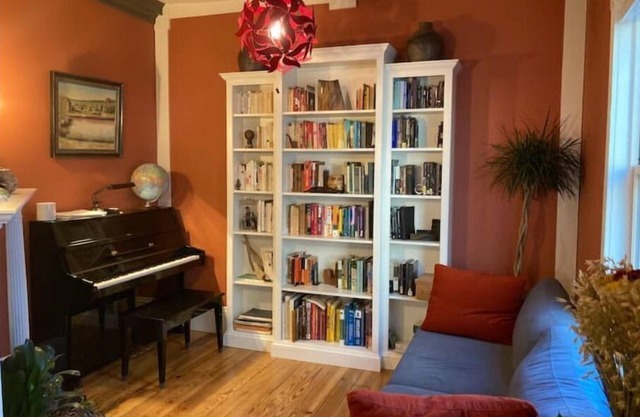 Beautiful, family-friendly home with yard and patio near Tufts, 10 min to Boston