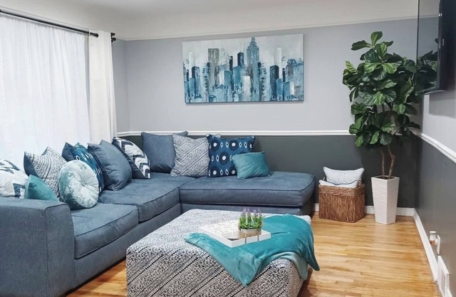Beautiful family home w/King bed, Pool tbl, Basement