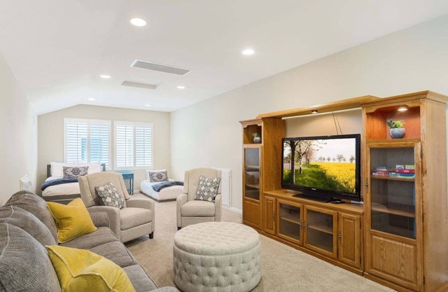 Beautiful Family Home, Large Patio & Backyard