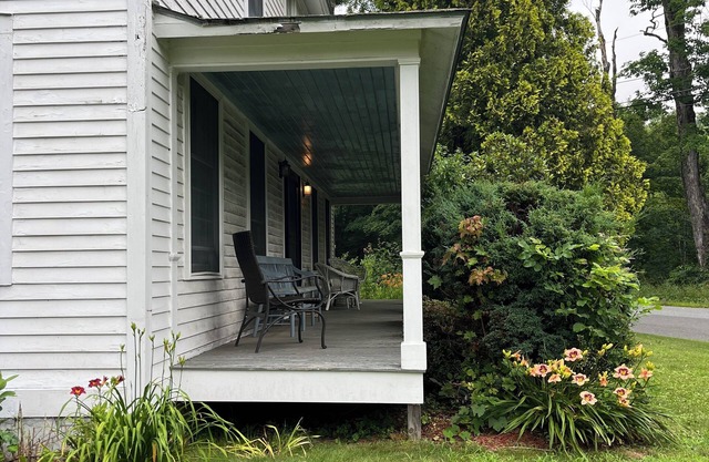 Beautiful Family Home in picturesque setting on the Green River 3.5 BR/2 BA
