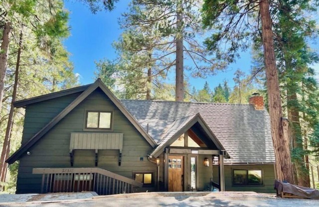 Beautiful family cabin w/ forest views. Walk to Blue Jay, 2 miles to the Village