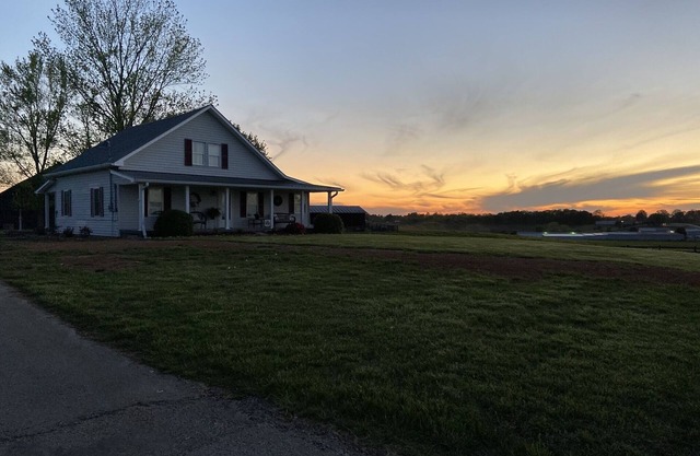 Beautiful Farmhouse near Lake Cumberland