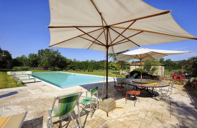 Beautiful farmhouse with heated pool and jacuzzi