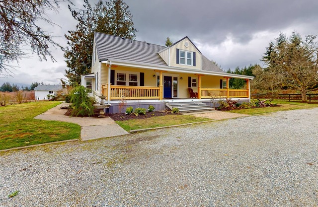 Beautiful farmhouse with private hot tub, pastoral views, gas fireplace & porch