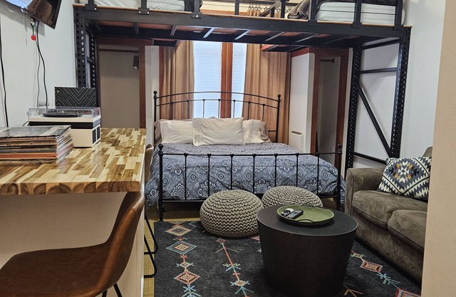 Beautiful first floor STUDIO apartment including hot tub + pool