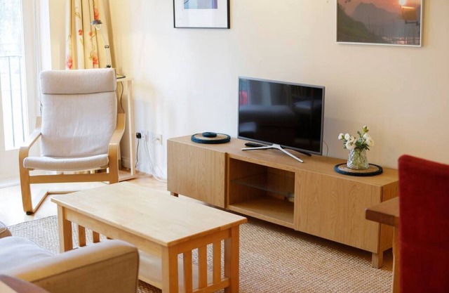 Calm 2BR apt w/parking&patio, 15mins to London Eye