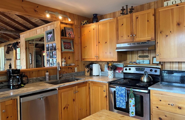 Beautiful, four bedroom cottage right on the lake. Great swimming. Easy access.