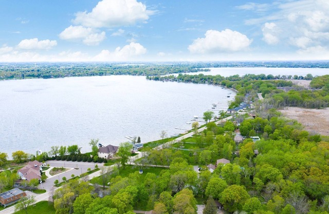 Beautiful Fully Remodeled Cheerful Lakehouse
