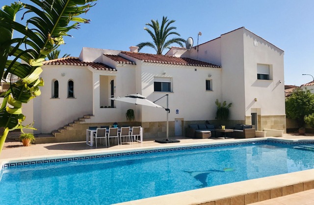 Schöne komplett renovierte Villa mit privatem Pool
